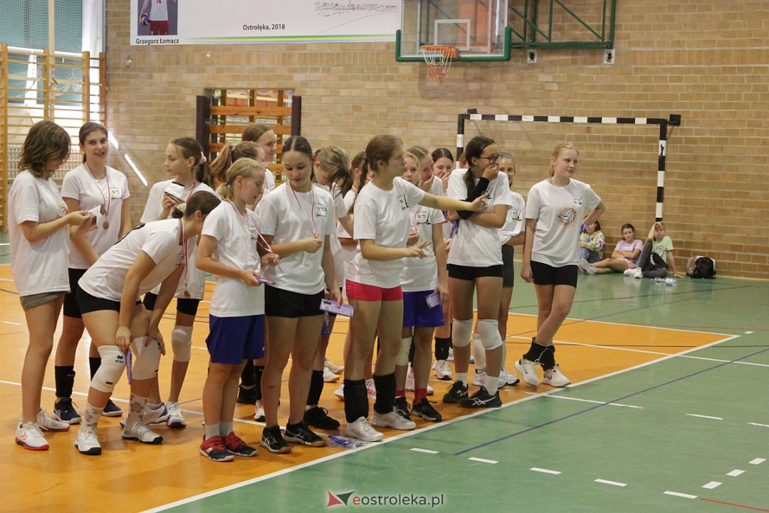XVIII Szkolny Turniej Piłki Siatkowej im. Arkadiusza Gołasia [15.09.2023] - zdjęcie #67 - eOstroleka.pl