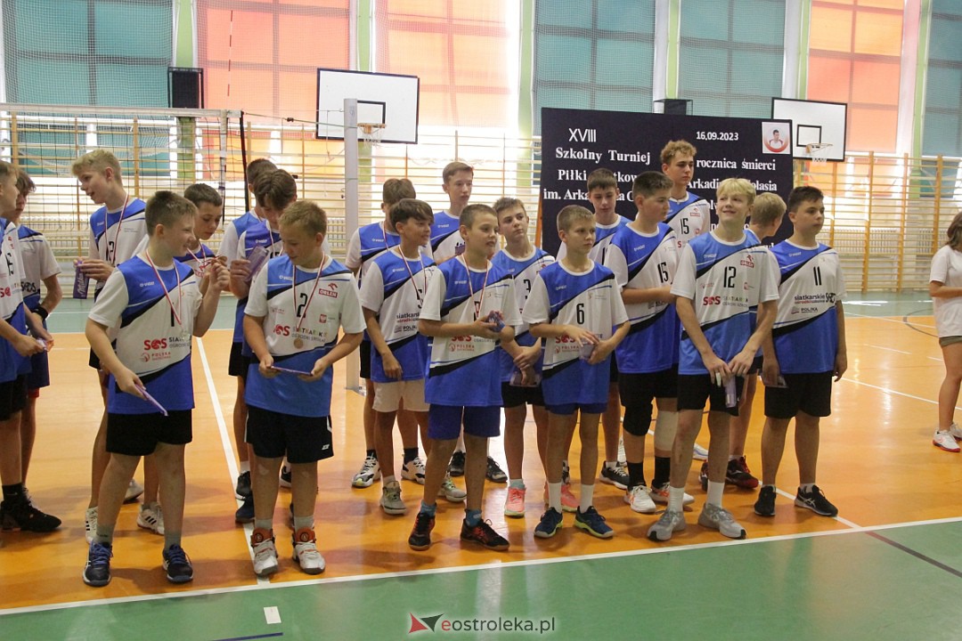 XVIII Szkolny Turniej Piłki Siatkowej im. Arkadiusza Gołasia [15.09.2023] - zdjęcie #68 - eOstroleka.pl