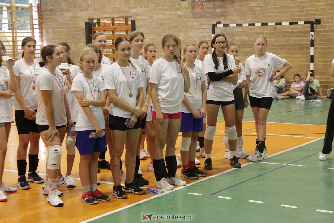 XVIII Szkolny Turniej Piłki Siatkowej im. Arkadiusza Gołasia [15.09.2023] - zdjęcie #32 - eOstroleka.pl