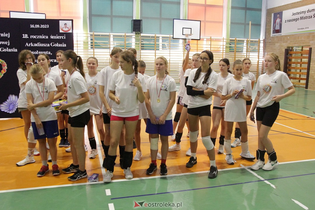 XVIII Szkolny Turniej Piłki Siatkowej im. Arkadiusza Gołasia [15.09.2023] - zdjęcie #25 - eOstroleka.pl