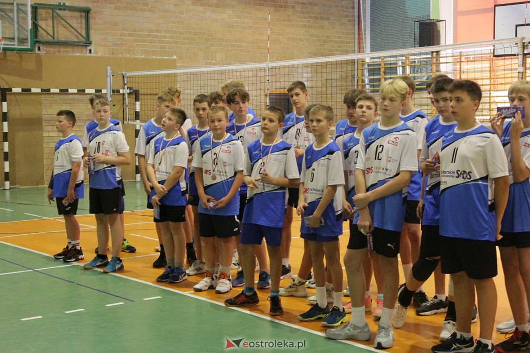 XVIII Szkolny Turniej Piłki Siatkowej im. Arkadiusza Gołasia [15.09.2023] - zdjęcie #15 - eOstroleka.pl