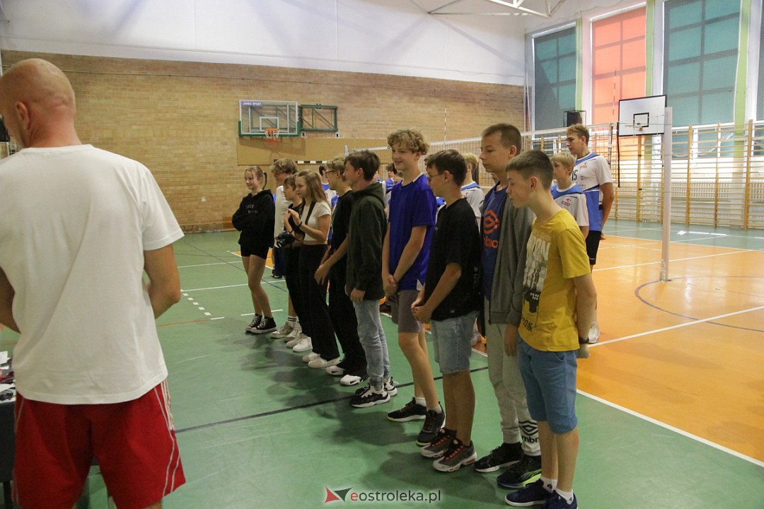 XVIII Szkolny Turniej Piłki Siatkowej im. Arkadiusza Gołasia [15.09.2023] - zdjęcie #14 - eOstroleka.pl