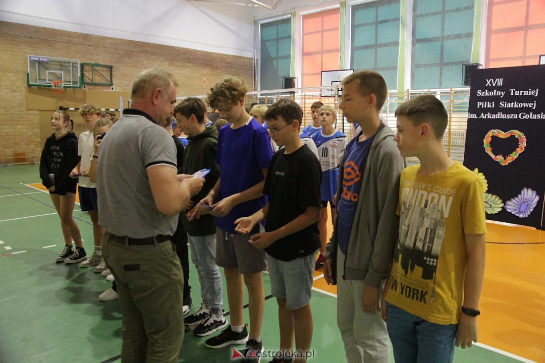 XVIII Szkolny Turniej Piłki Siatkowej im. Arkadiusza Gołasia [15.09.2023] - zdjęcie #8 - eOstroleka.pl
