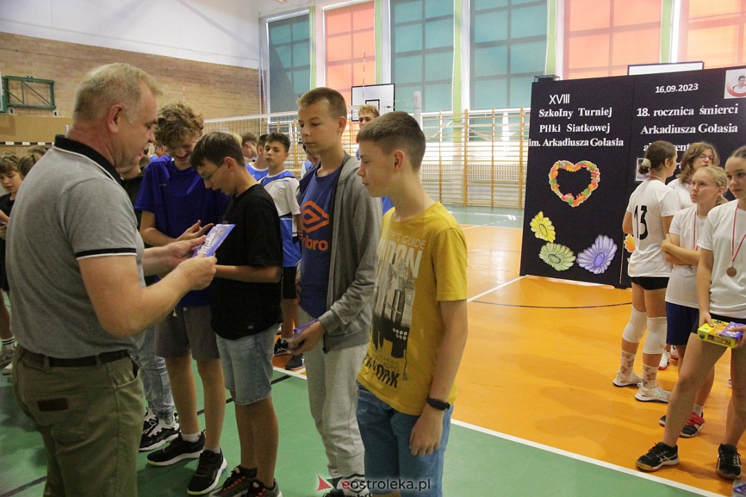 XVIII Szkolny Turniej Piłki Siatkowej im. Arkadiusza Gołasia [15.09.2023] - zdjęcie #5 - eOstroleka.pl
