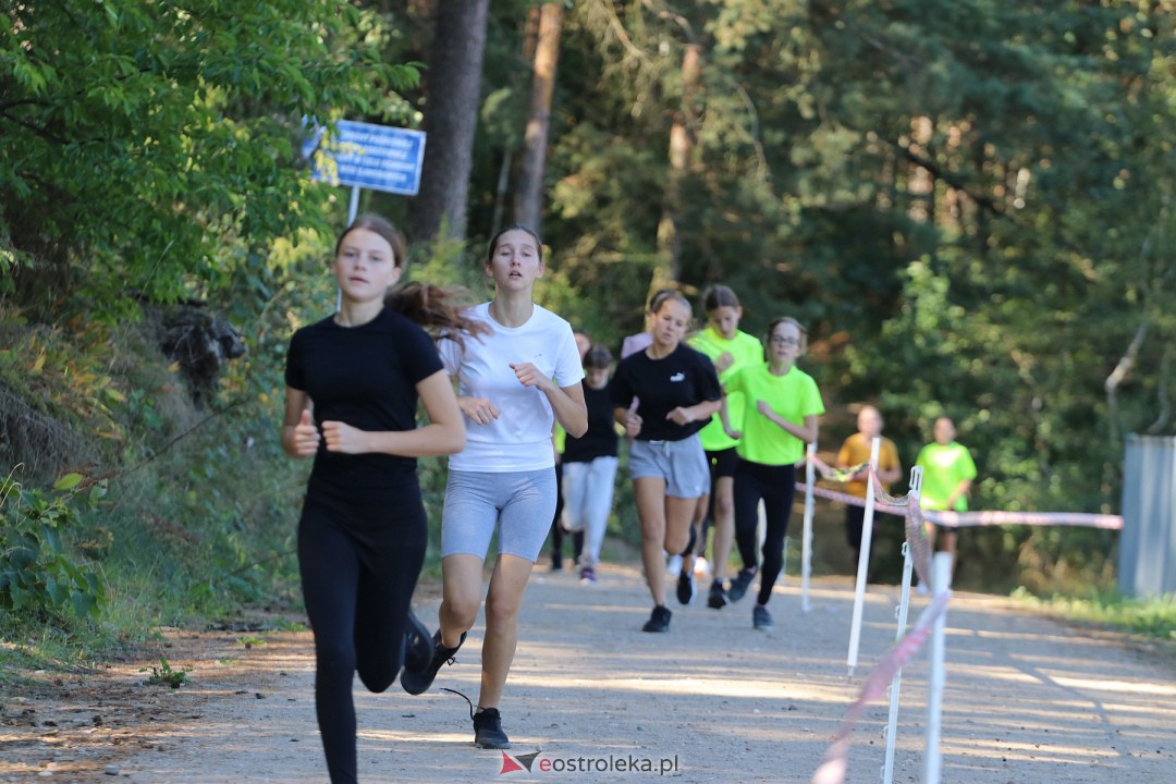 XXIV BIEGI PRZEŁAJOWE O PUCHAR MARSZAŁKA WOJEWÓDZTWA MAZOWIECKIEGO I WÓJTA GMINY LELIS [16.09.2023] - zdjęcie #8 - eOstroleka.pl