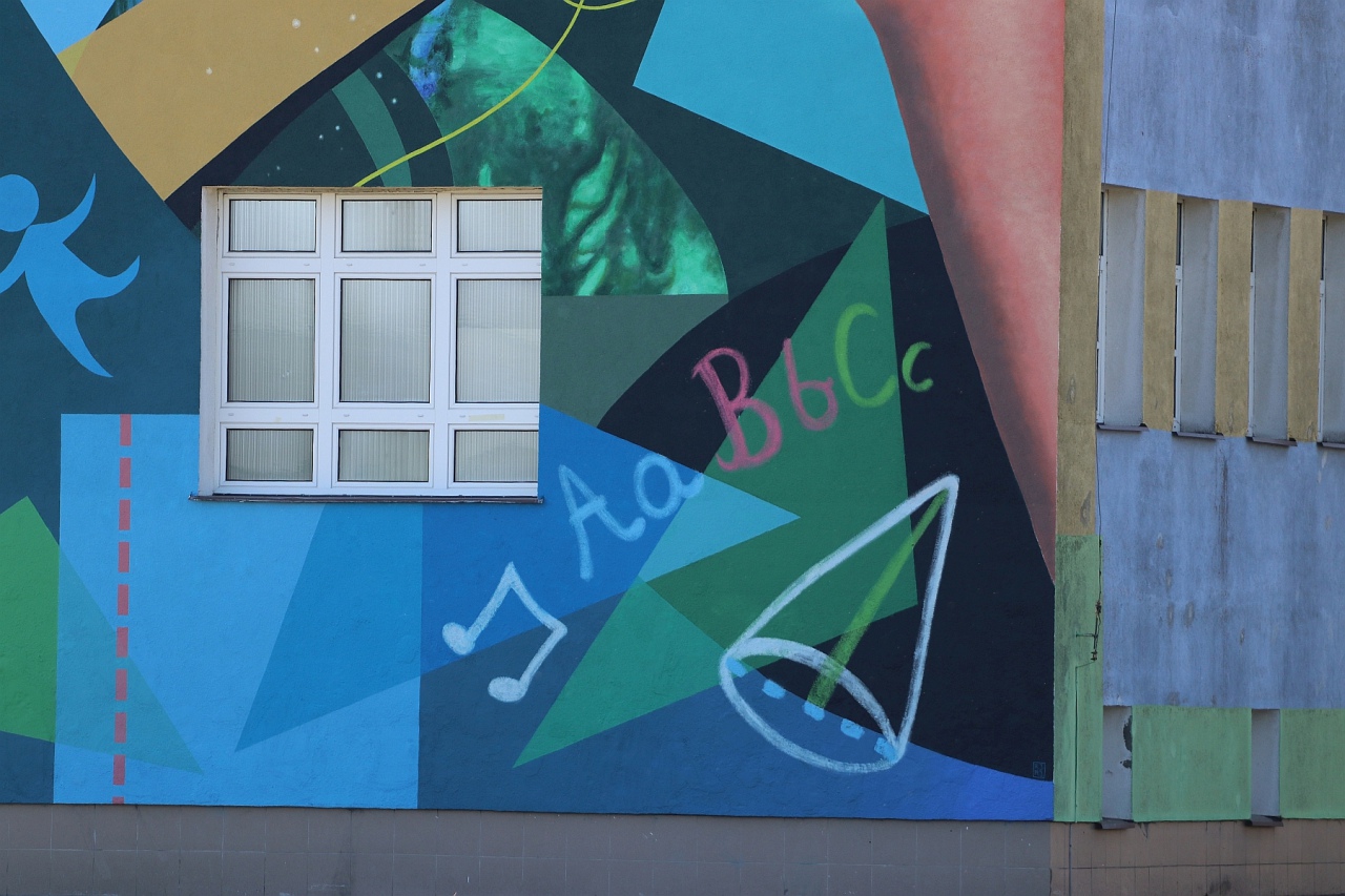 Mural na budynku SP 2 [16.09.2023] - zdjęcie #4 - eOstroleka.pl