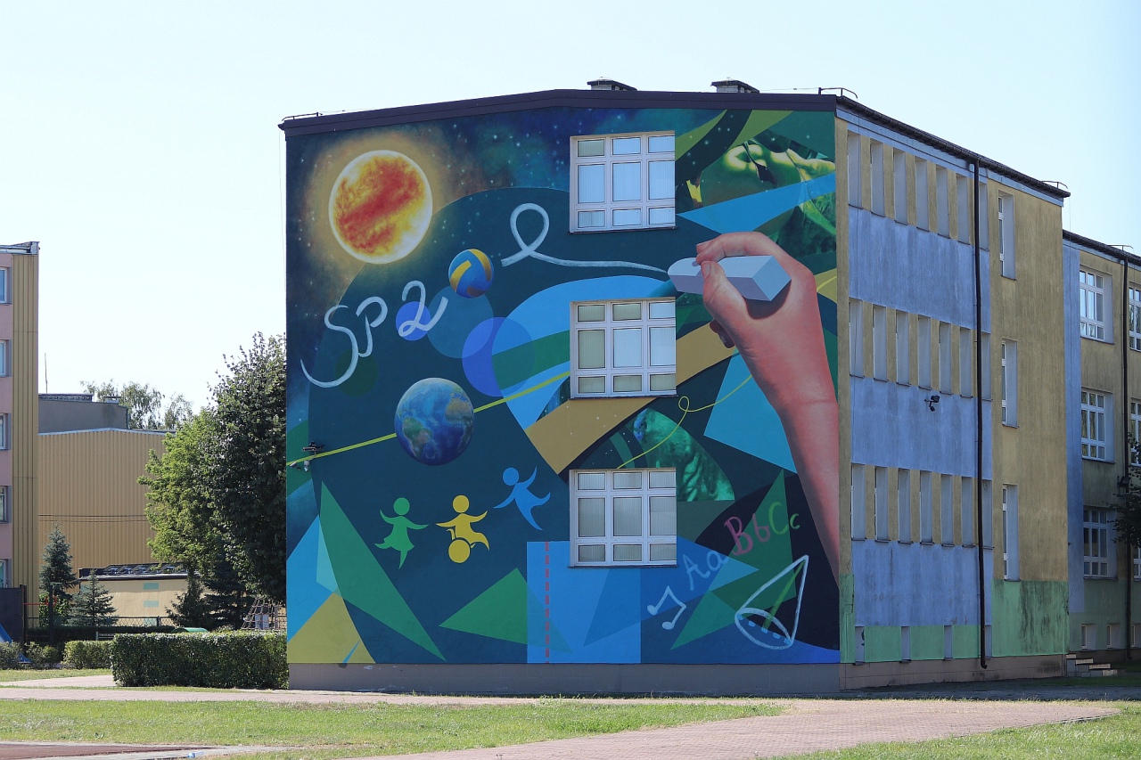 Mural na budynku SP 2 [16.09.2023] - zdjęcie #3 - eOstroleka.pl