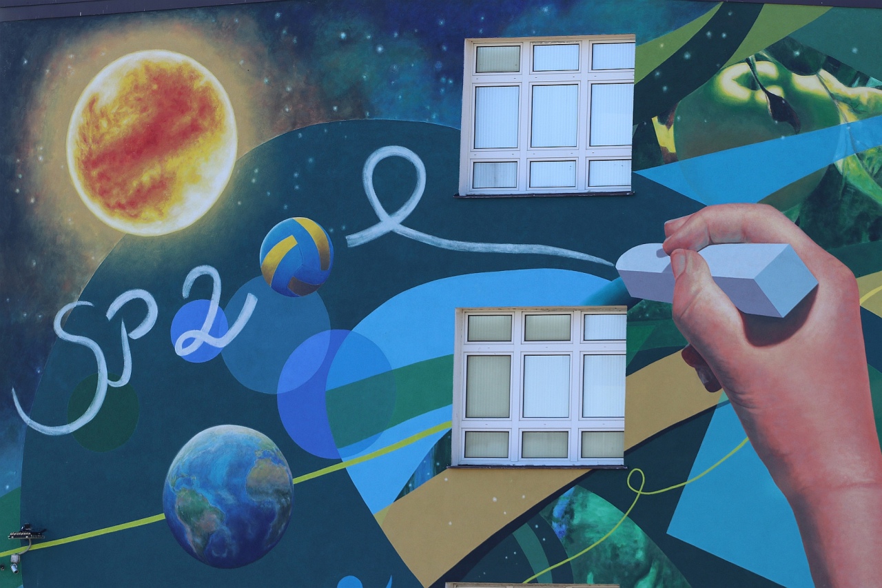 Mural na budynku SP 2 [16.09.2023] - zdjęcie #2 - eOstroleka.pl