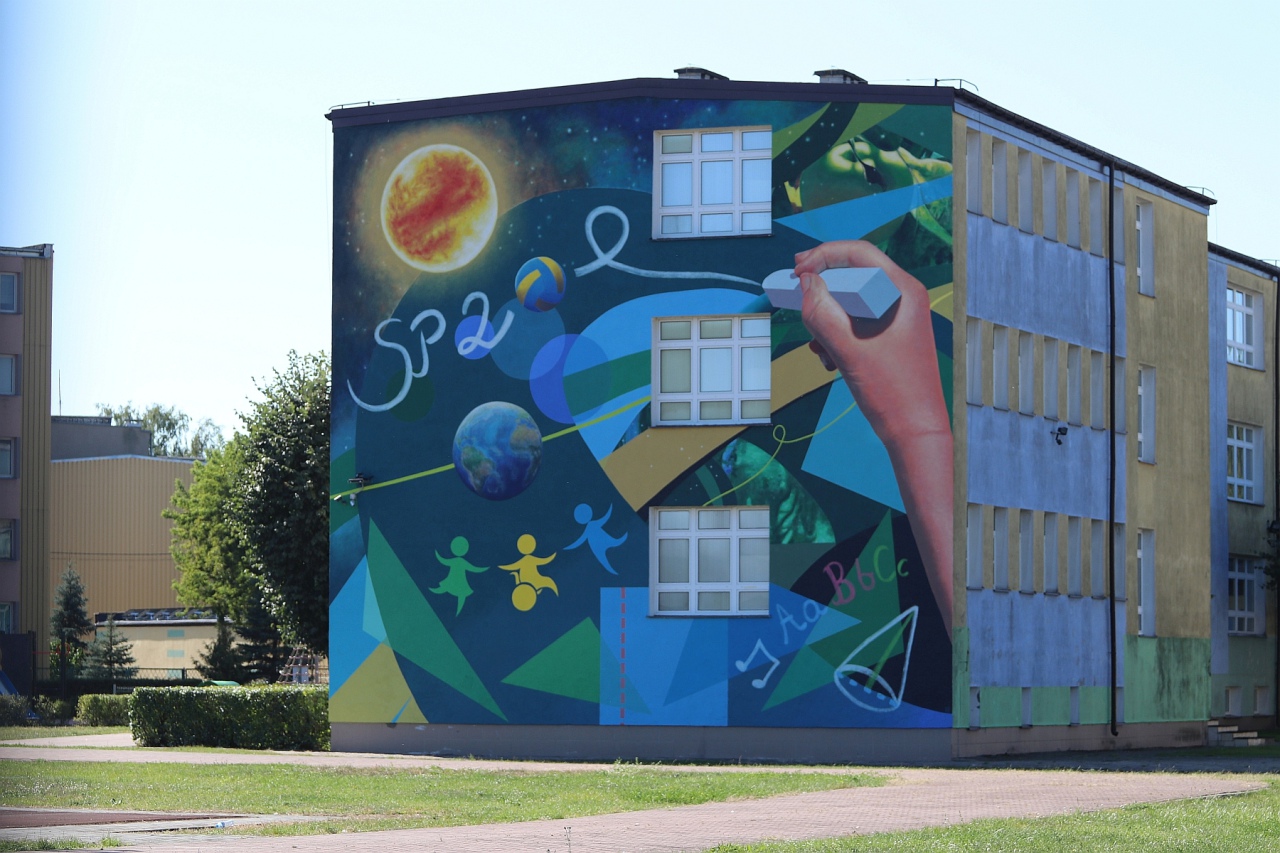 Mural na budynku SP 2 [16.09.2023] - zdjęcie #1 - eOstroleka.pl