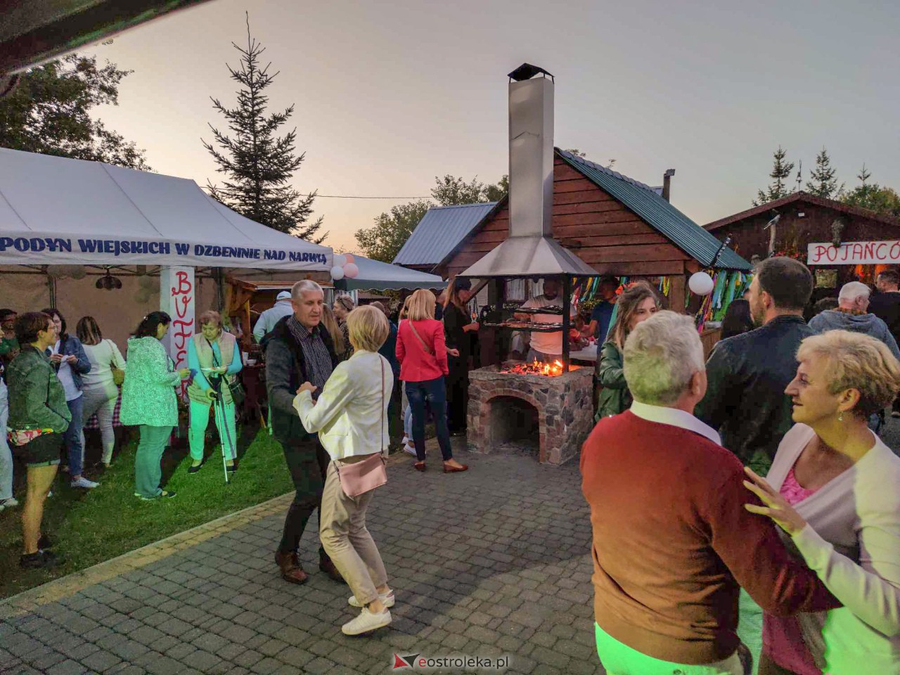 Potańcówka w stylu PRL w Dzbeninie [16.09.2023] - zdjęcie #18 - eOstroleka.pl