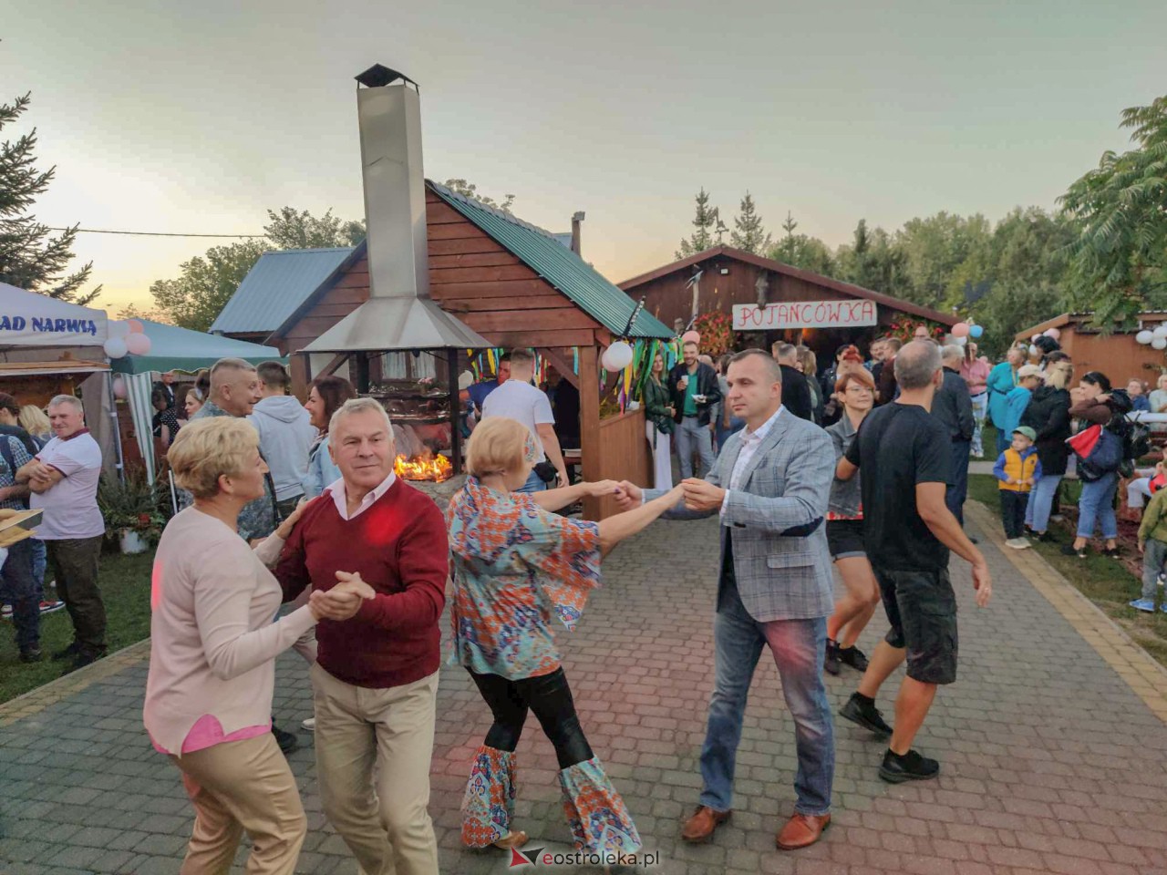 Potańcówka w stylu PRL w Dzbeninie [16.09.2023] - zdjęcie #15 - eOstroleka.pl