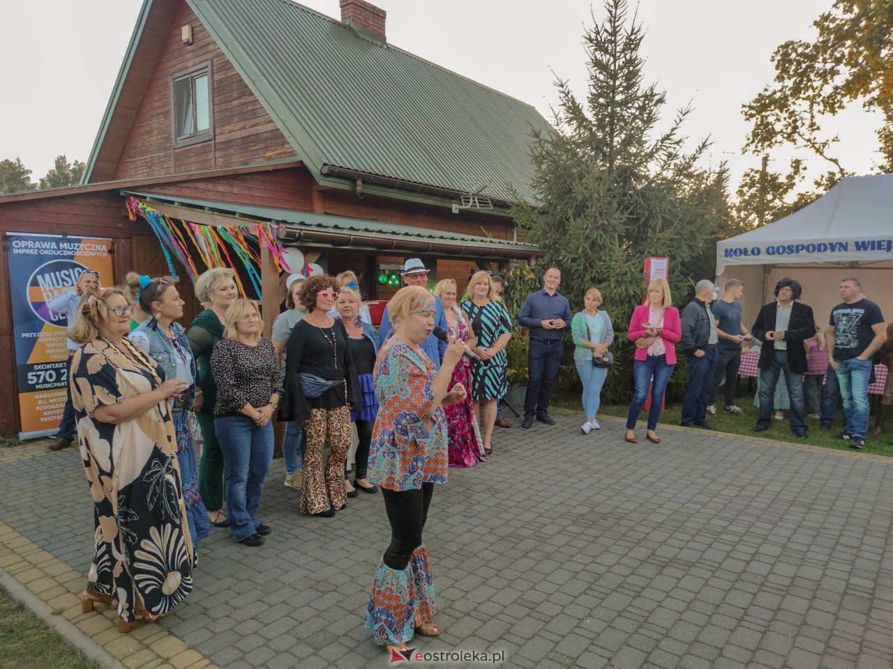 Potańcówka w stylu PRL w Dzbeninie [16.09.2023] - zdjęcie #8 - eOstroleka.pl
