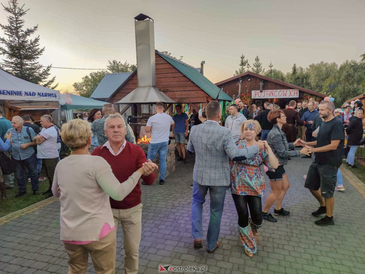 Potańcówka w stylu PRL w Dzbeninie [16.09.2023] - zdjęcie #4 - eOstroleka.pl
