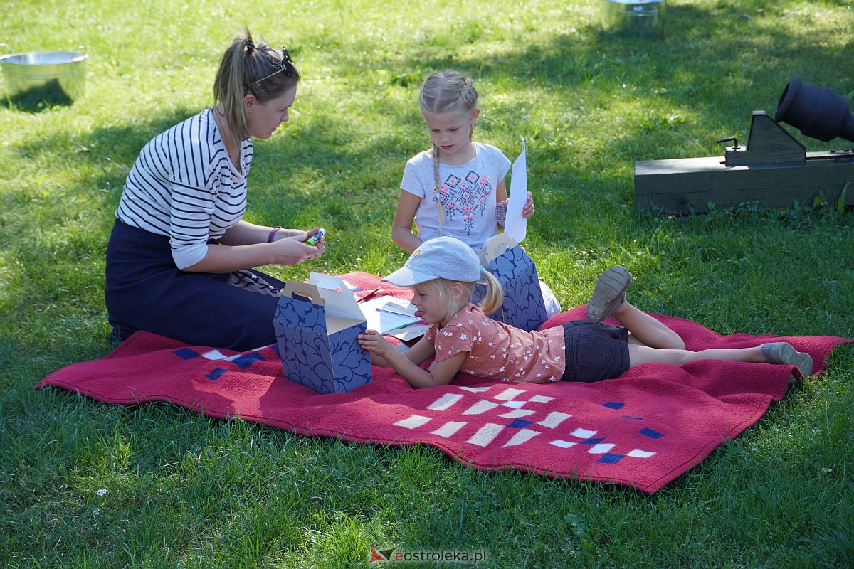 Rodzinny piknik edukacyjny „Z małą walizką w dawny świat. 6 x Ostrołęka” [17.09.2023] - zdjęcie #10 - eOstroleka.pl