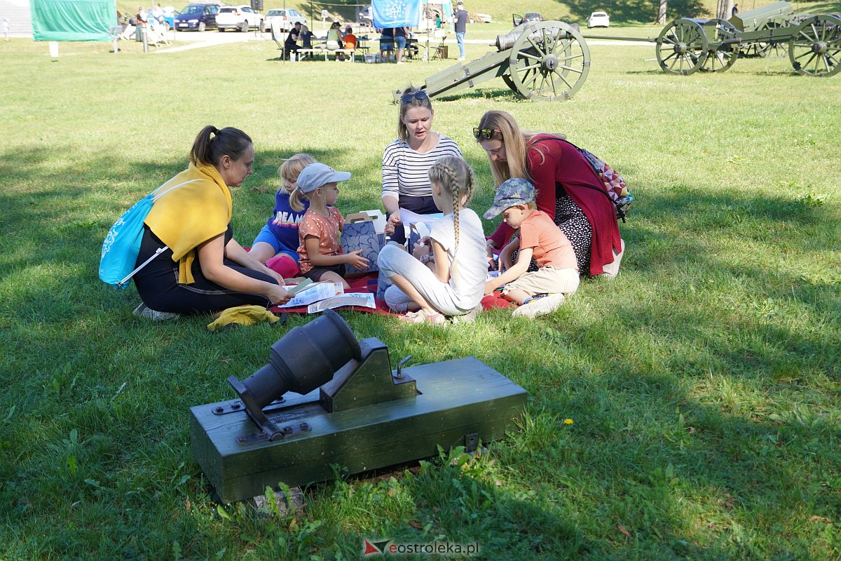 Rodzinny piknik edukacyjny „Z małą walizką w dawny świat. 6 x Ostrołęka” [17.09.2023] - zdjęcie #14 - eOstroleka.pl