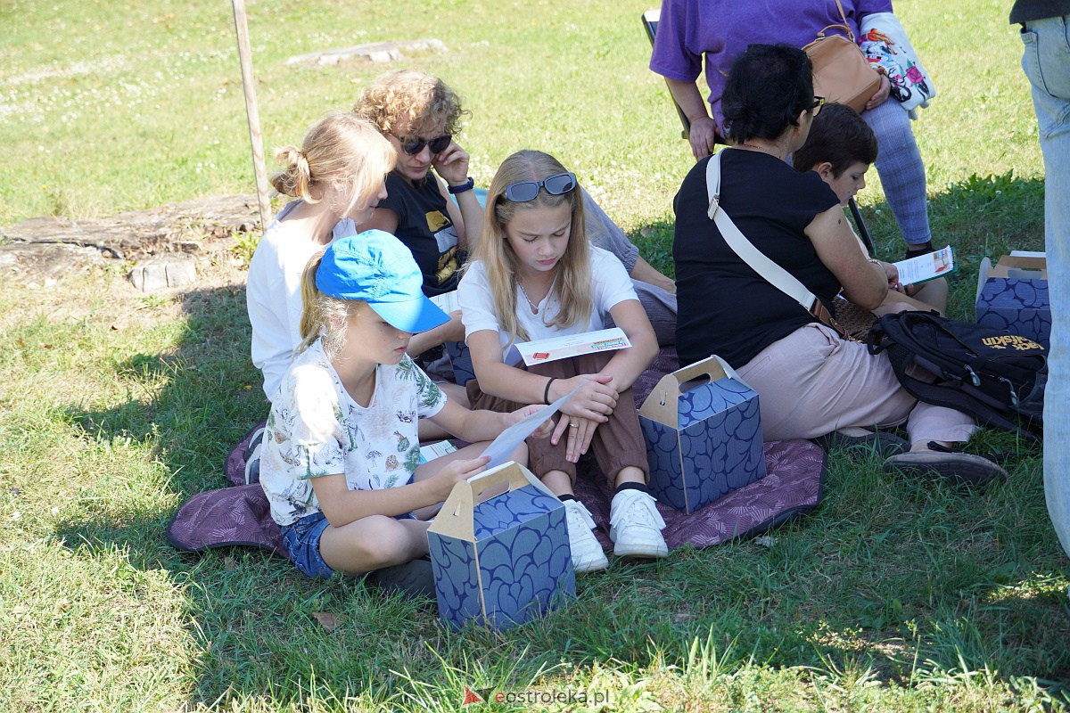 Rodzinny piknik edukacyjny „Z małą walizką w dawny świat. 6 x Ostrołęka” [17.09.2023] - zdjęcie #37 - eOstroleka.pl