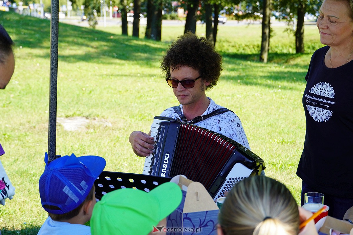 Rodzinny piknik edukacyjny „Z małą walizką w dawny świat. 6 x Ostrołęka” [17.09.2023] - zdjęcie #15 - eOstroleka.pl