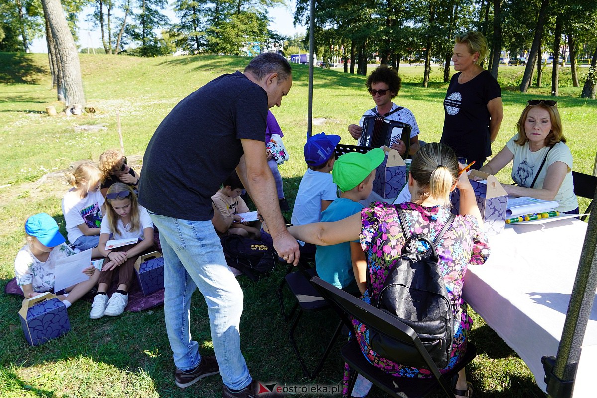 Rodzinny piknik edukacyjny „Z małą walizką w dawny świat. 6 x Ostrołęka” [17.09.2023] - zdjęcie #14 - eOstroleka.pl