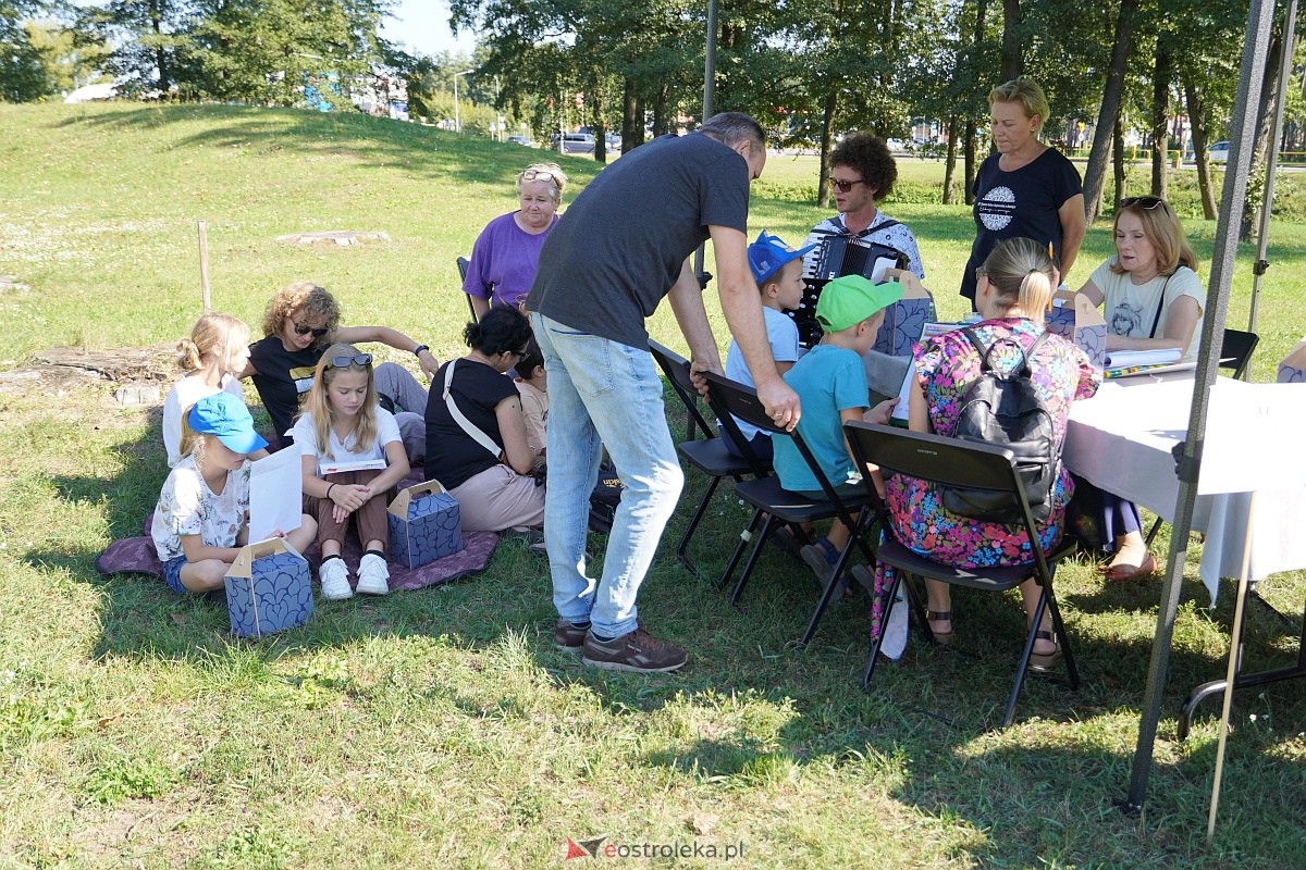 Rodzinny piknik edukacyjny „Z małą walizką w dawny świat. 6 x Ostrołęka” [17.09.2023] - zdjęcie #11 - eOstroleka.pl