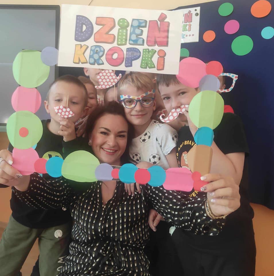 Dzień Kropki w Szkole Podstawowej nr 2. Wydarzenie pełne kreatywności i zabawy [ZDJĘCIA] - zdjęcie #46 - eOstroleka.pl