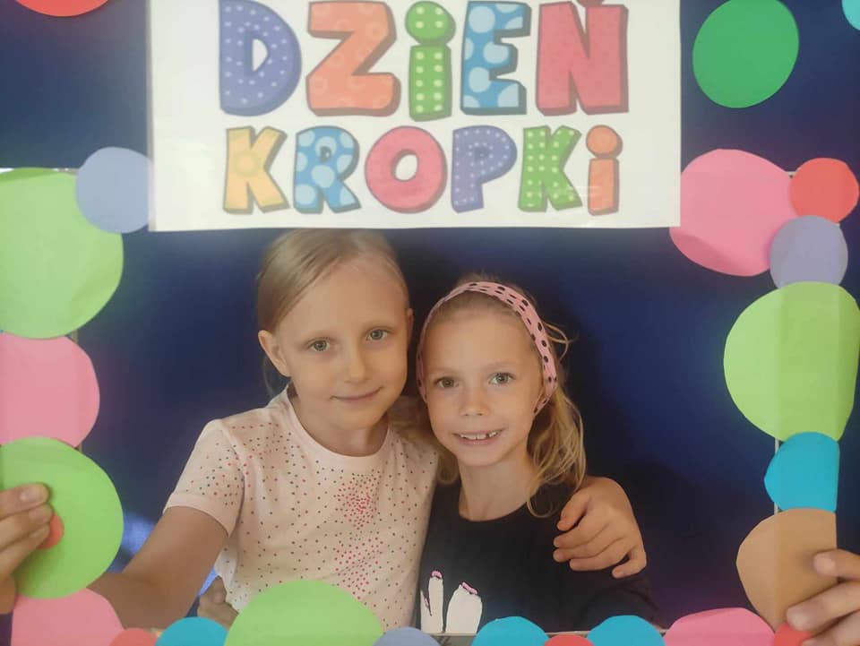 Dzień Kropki w Szkole Podstawowej nr 2. Wydarzenie pełne kreatywności i zabawy [ZDJĘCIA] - zdjęcie #45 - eOstroleka.pl