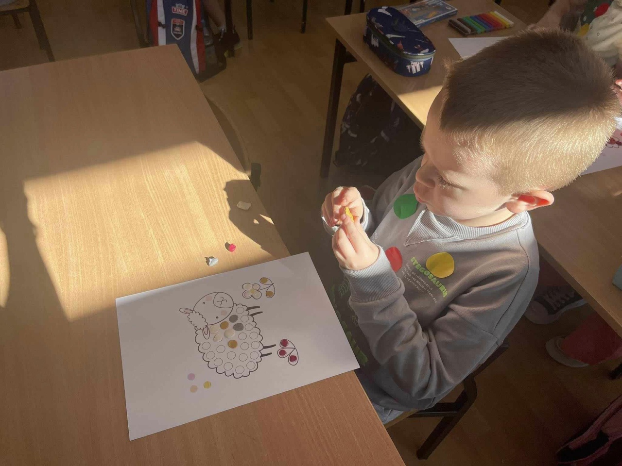 Dzień Kropki w Szkole Podstawowej nr 2. Wydarzenie pełne kreatywności i zabawy [ZDJĘCIA] - zdjęcie #44 - eOstroleka.pl