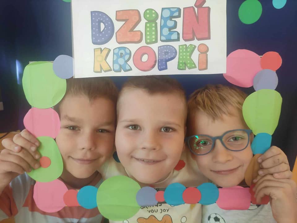 Dzień Kropki w Szkole Podstawowej nr 2. Wydarzenie pełne kreatywności i zabawy [ZDJĘCIA] - zdjęcie #7 - eOstroleka.pl
