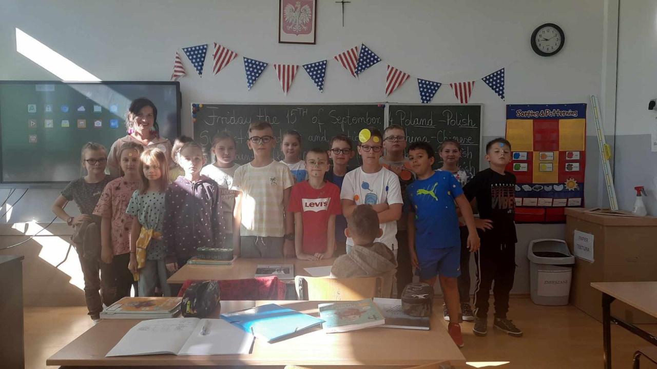 Dzień Kropki w Szkole Podstawowej nr 2. Wydarzenie pełne kreatywności i zabawy [ZDJĘCIA] - zdjęcie #41 - eOstroleka.pl