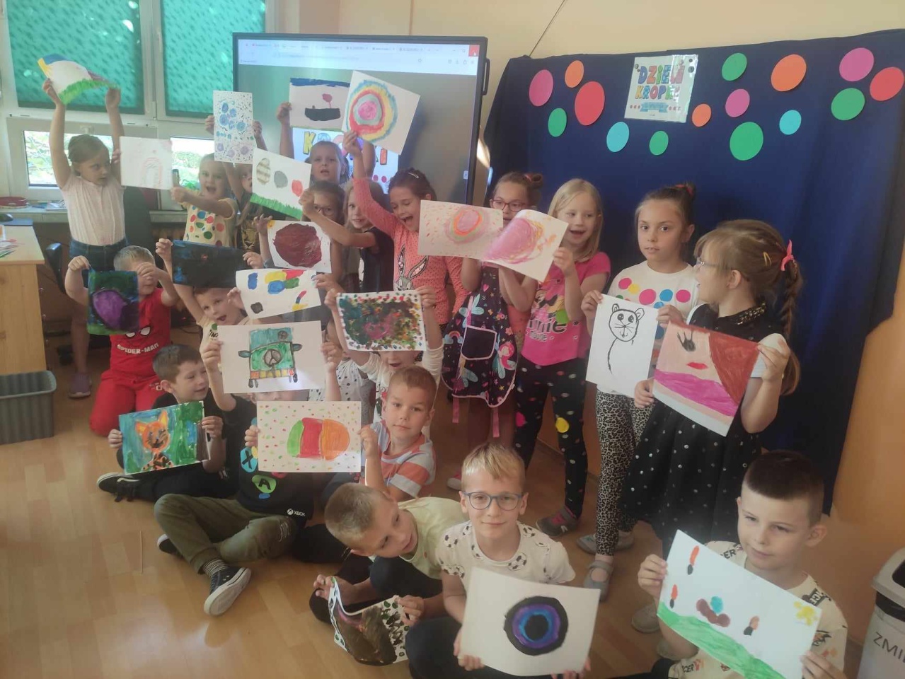 Dzień Kropki w Szkole Podstawowej nr 2. Wydarzenie pełne kreatywności i zabawy [ZDJĘCIA] - zdjęcie #39 - eOstroleka.pl