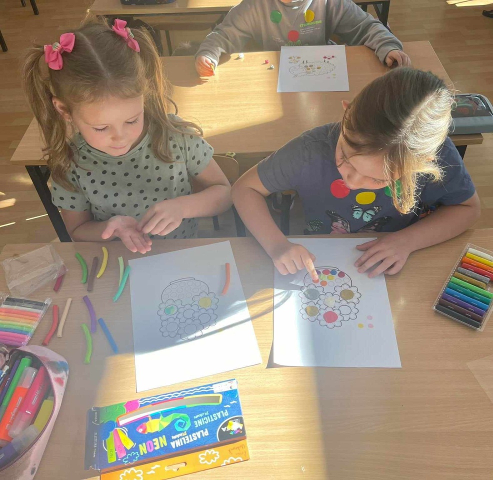 Dzień Kropki w Szkole Podstawowej nr 2. Wydarzenie pełne kreatywności i zabawy [ZDJĘCIA] - zdjęcie #37 - eOstroleka.pl