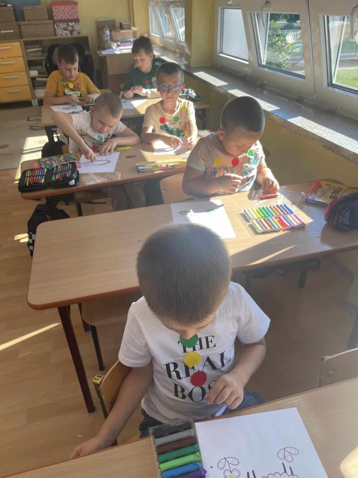 Dzień Kropki w Szkole Podstawowej nr 2. Wydarzenie pełne kreatywności i zabawy [ZDJĘCIA] - zdjęcie #33 - eOstroleka.pl