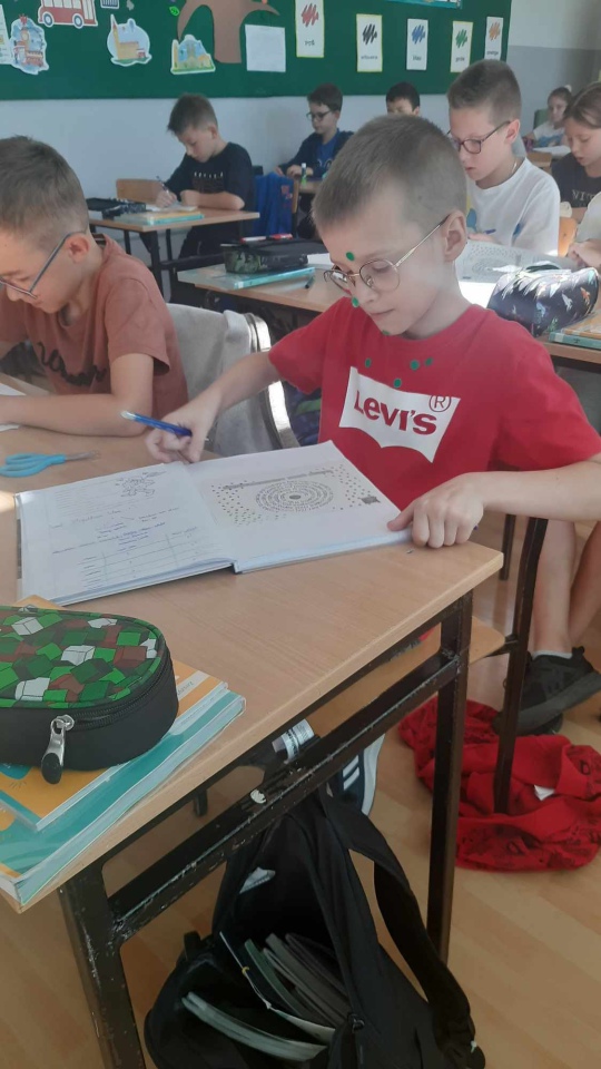 Dzień Kropki w Szkole Podstawowej nr 2. Wydarzenie pełne kreatywności i zabawy [ZDJĘCIA] - zdjęcie #27 - eOstroleka.pl