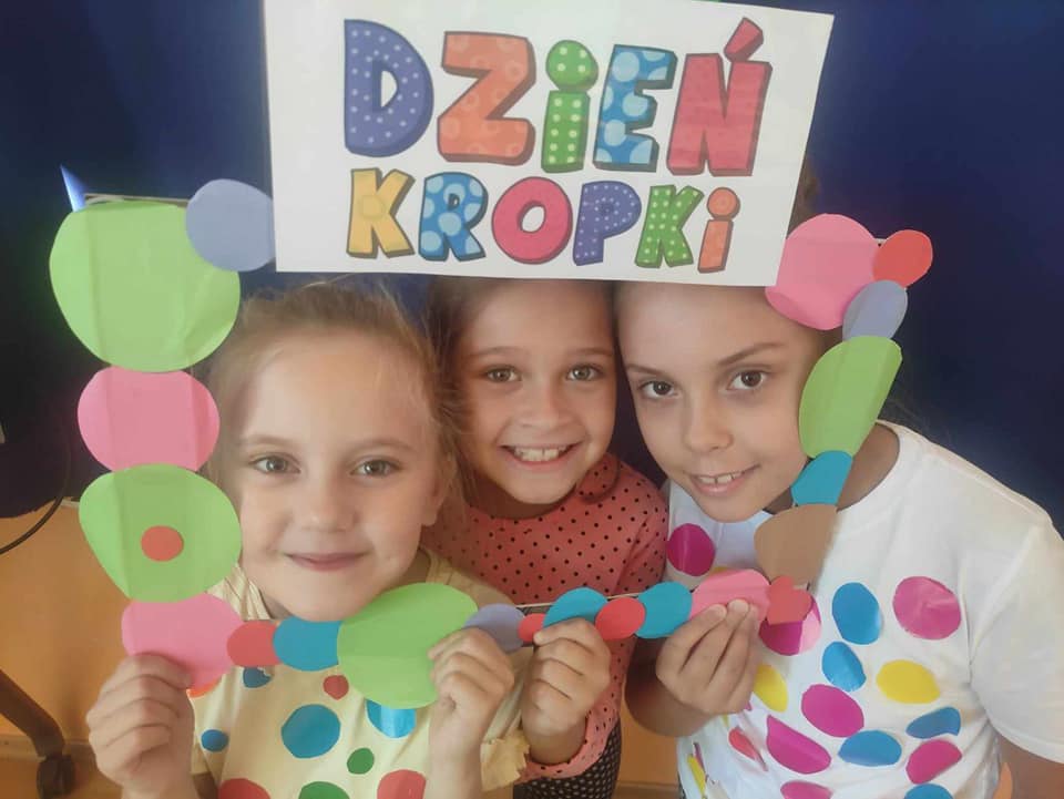 Dzień Kropki w Szkole Podstawowej nr 2. Wydarzenie pełne kreatywności i zabawy [ZDJĘCIA] - zdjęcie #23 - eOstroleka.pl