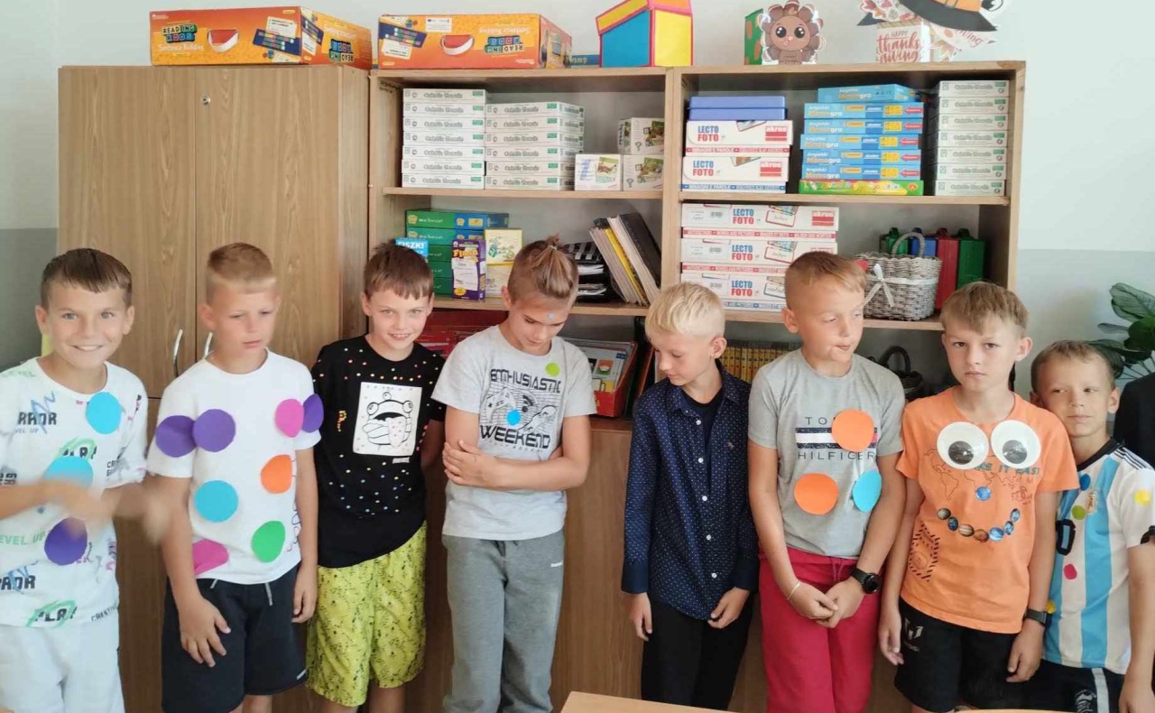 Dzień Kropki w Szkole Podstawowej nr 2. Wydarzenie pełne kreatywności i zabawy [ZDJĘCIA] - zdjęcie #25 - eOstroleka.pl