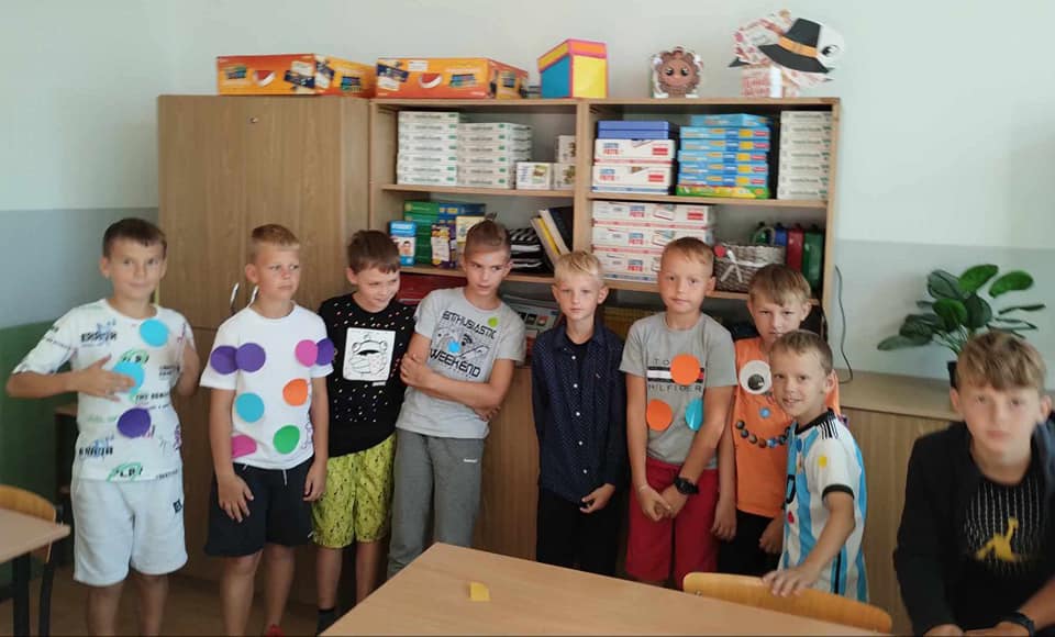 Dzień Kropki w Szkole Podstawowej nr 2. Wydarzenie pełne kreatywności i zabawy [ZDJĘCIA] - zdjęcie #24 - eOstroleka.pl