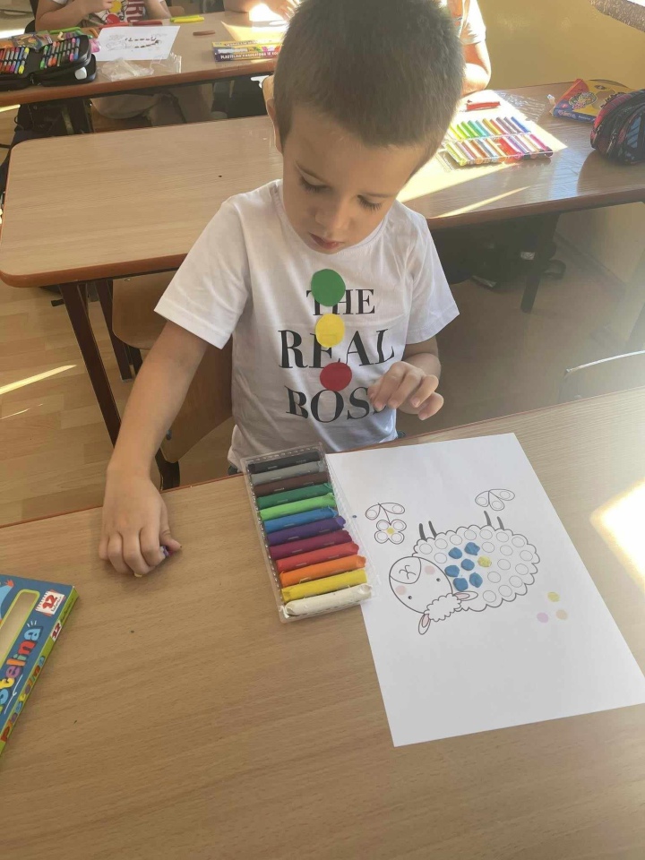 Dzień Kropki w Szkole Podstawowej nr 2. Wydarzenie pełne kreatywności i zabawy [ZDJĘCIA] - zdjęcie #19 - eOstroleka.pl