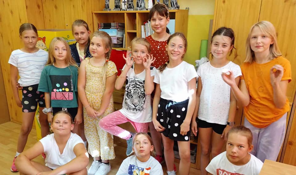 Dzień Kropki w Szkole Podstawowej nr 2. Wydarzenie pełne kreatywności i zabawy [ZDJĘCIA] - zdjęcie #15 - eOstroleka.pl