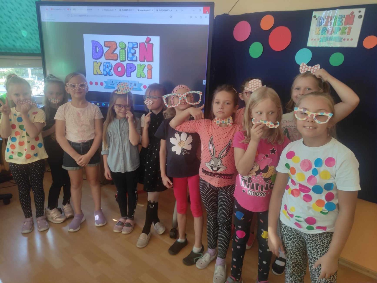 Dzień Kropki w Szkole Podstawowej nr 2. Wydarzenie pełne kreatywności i zabawy [ZDJĘCIA] - zdjęcie #13 - eOstroleka.pl