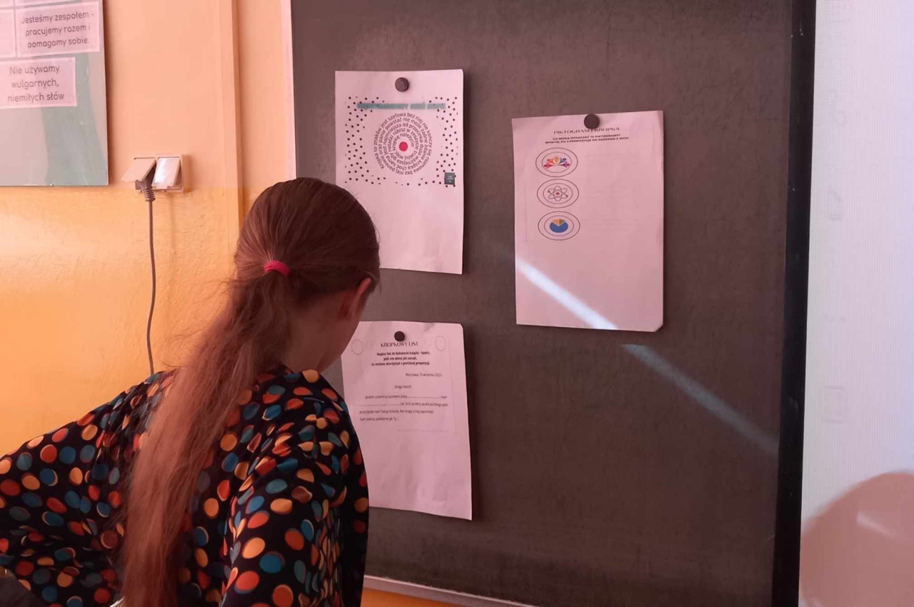 Dzień Kropki w Szkole Podstawowej nr 2. Wydarzenie pełne kreatywności i zabawy [ZDJĘCIA] - zdjęcie #9 - eOstroleka.pl