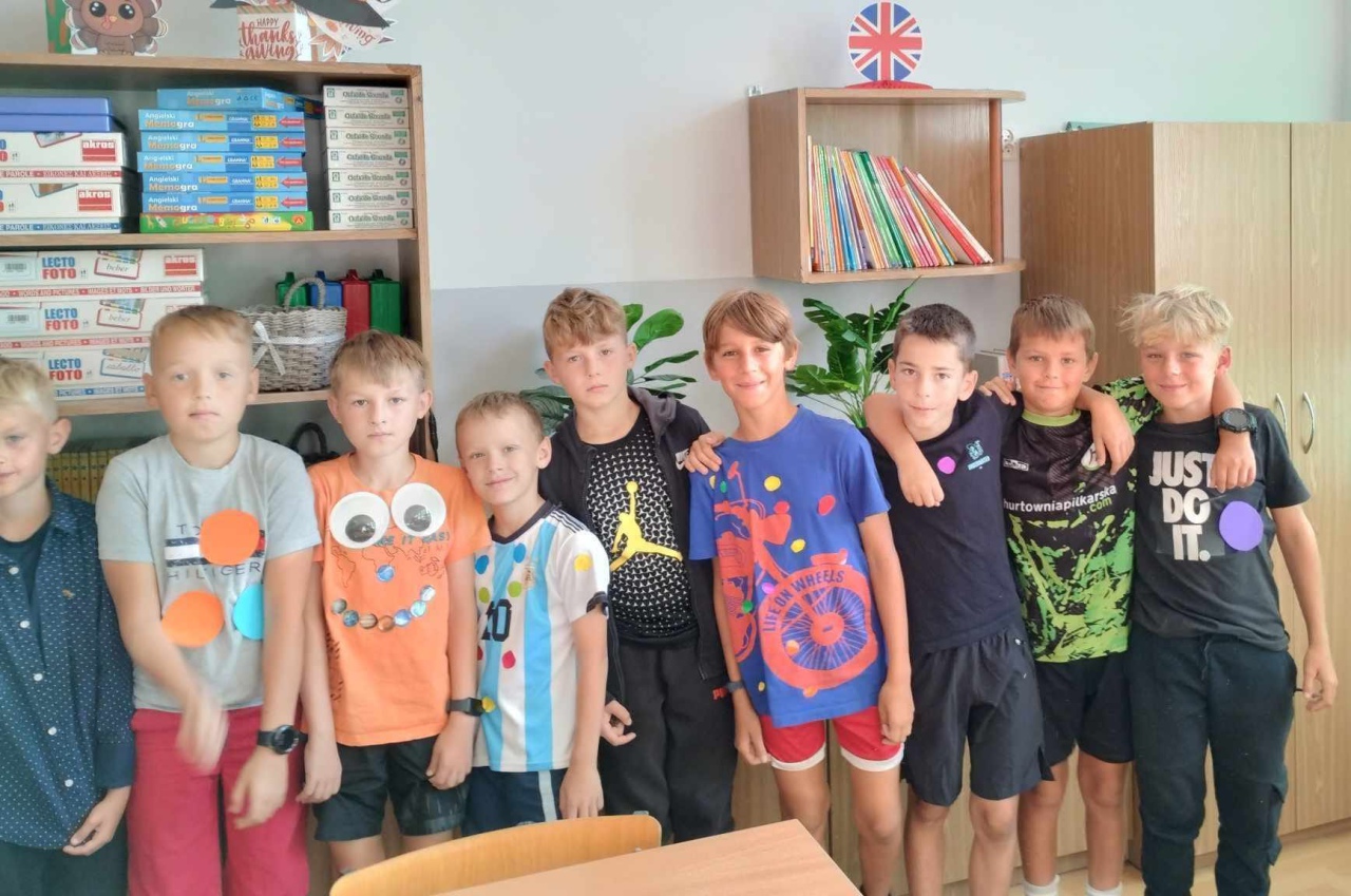 Dzień Kropki w Szkole Podstawowej nr 2. Wydarzenie pełne kreatywności i zabawy [ZDJĘCIA] - zdjęcie #7 - eOstroleka.pl