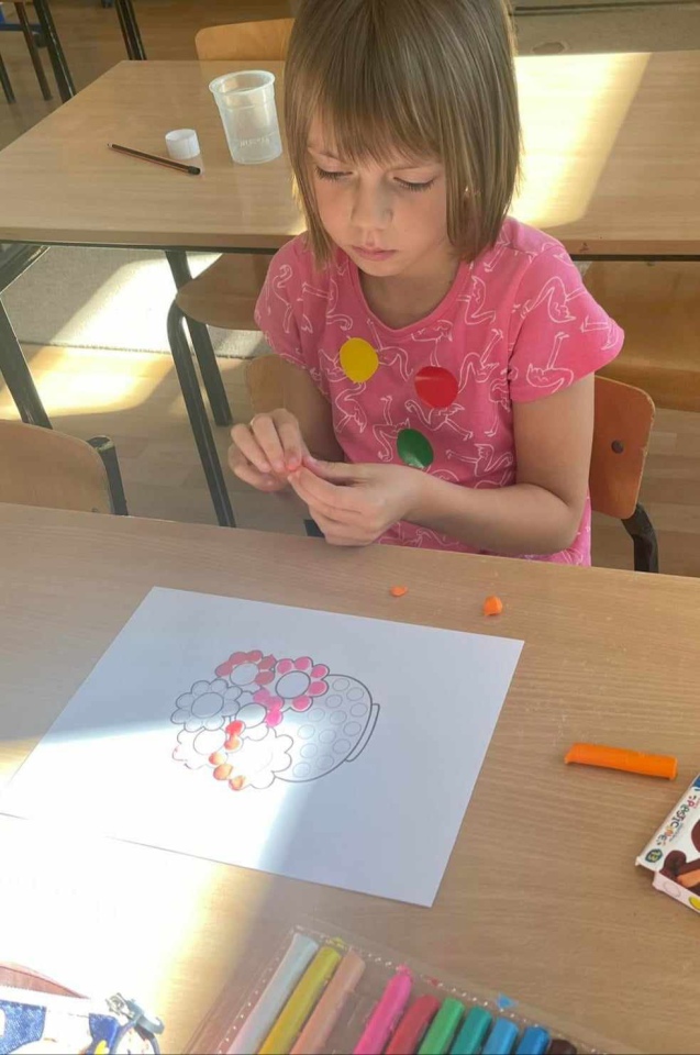 Dzień Kropki w Szkole Podstawowej nr 2. Wydarzenie pełne kreatywności i zabawy [ZDJĘCIA] - zdjęcie #6 - eOstroleka.pl