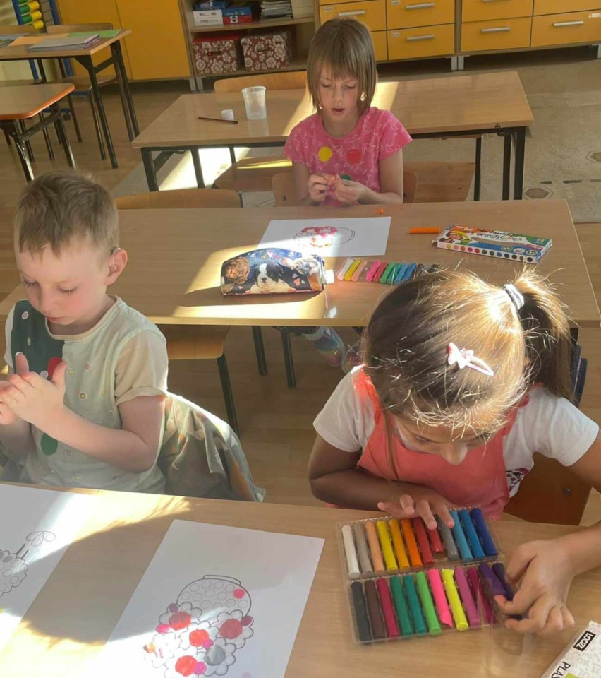 Dzień Kropki w Szkole Podstawowej nr 2. Wydarzenie pełne kreatywności i zabawy [ZDJĘCIA] - zdjęcie #3 - eOstroleka.pl