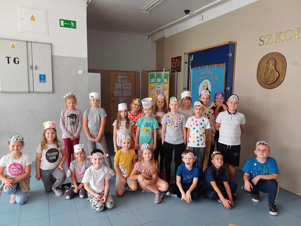 Dzień Kropki w Szkole Podstawowej nr 2. Wydarzenie pełne kreatywności i zabawy [ZDJĘCIA] - zdjęcie #2 - eOstroleka.pl