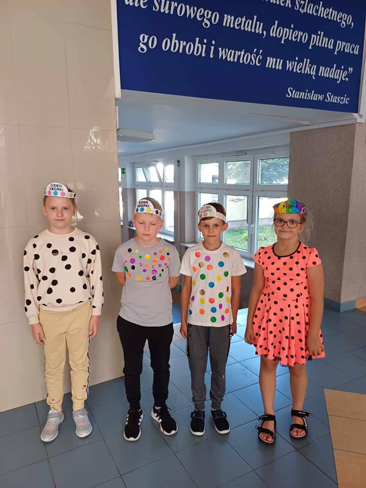 Dzień Kropki w Szkole Podstawowej nr 2. Wydarzenie pełne kreatywności i zabawy [ZDJĘCIA] - zdjęcie #1 - eOstroleka.pl