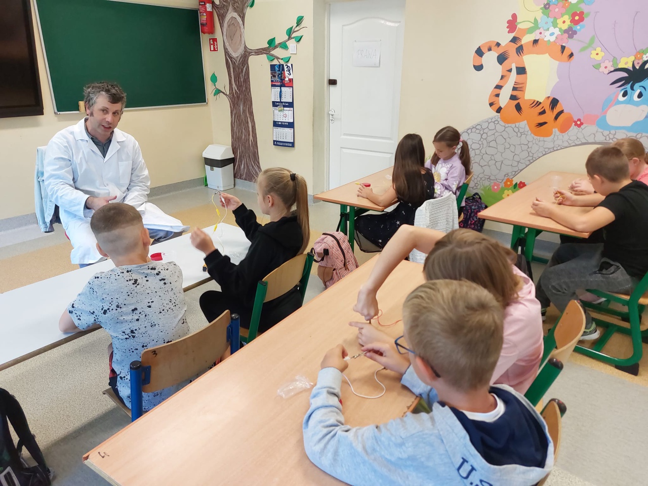 Zajęcia Z prądem nie ma żartów w Szkole Podstawowej nr 4 [ZDJĘCIA] - zdjęcie #19 - eOstroleka.pl