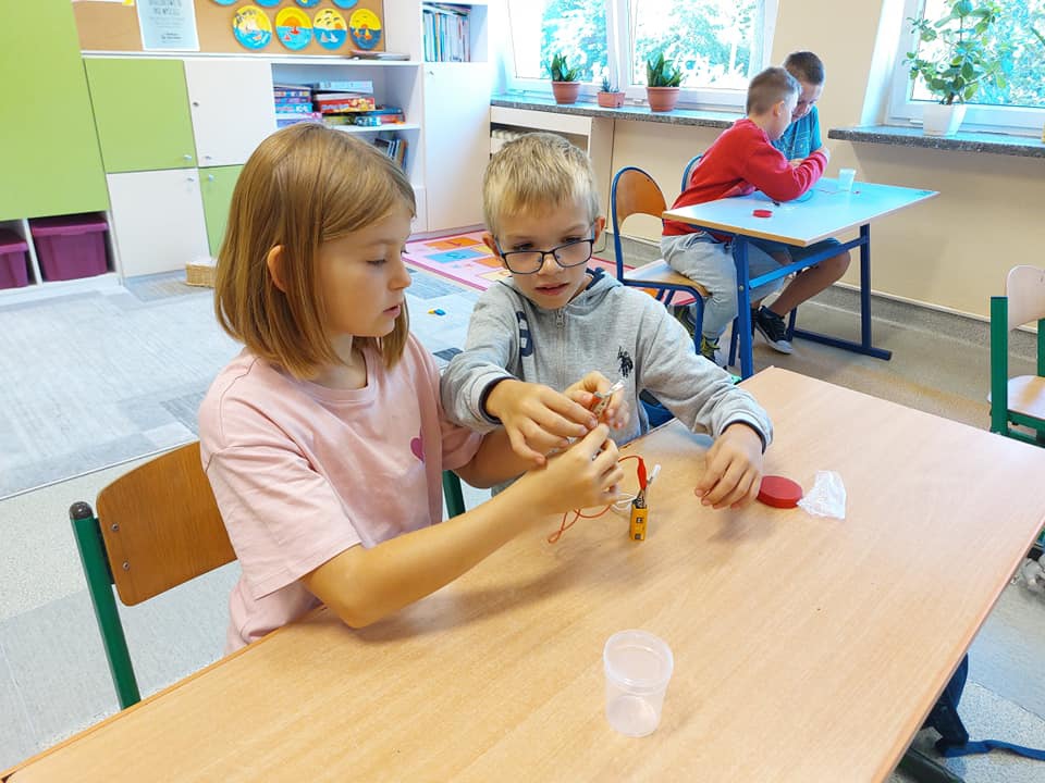 Zajęcia Z prądem nie ma żartów w Szkole Podstawowej nr 4 [ZDJĘCIA] - zdjęcie #17 - eOstroleka.pl