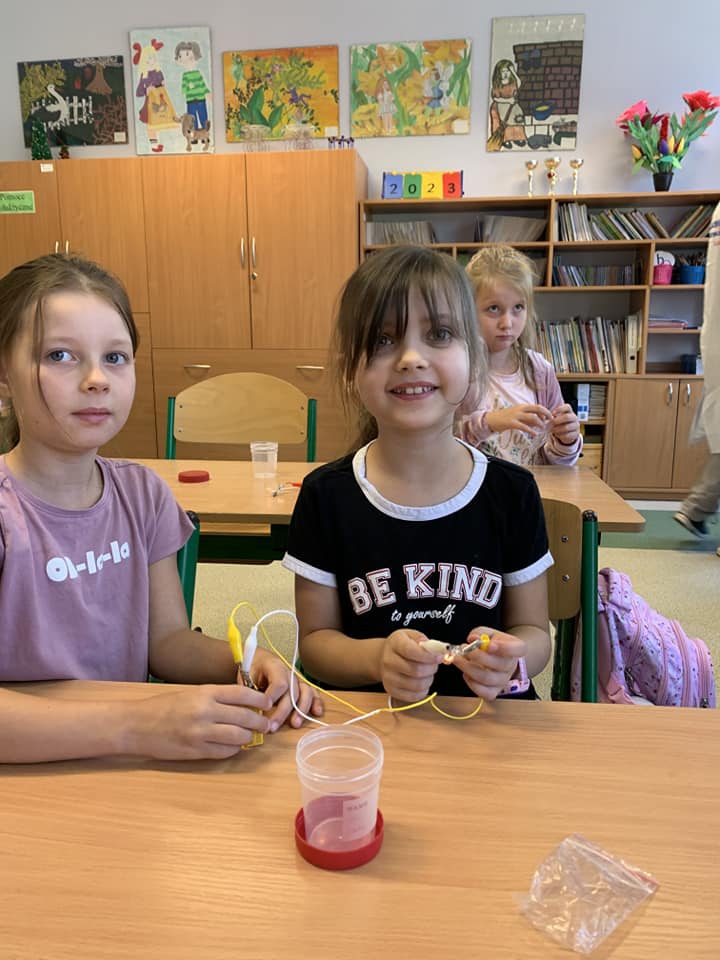 Zajęcia Z prądem nie ma żartów w Szkole Podstawowej nr 4 [ZDJĘCIA] - zdjęcie #15 - eOstroleka.pl