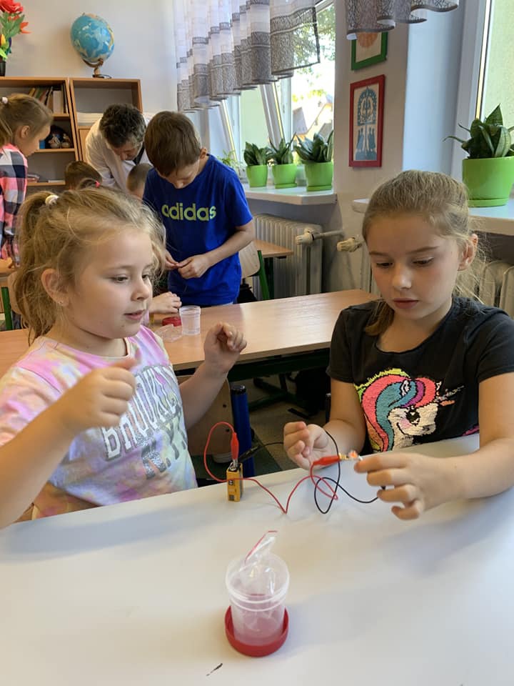 Zajęcia Z prądem nie ma żartów w Szkole Podstawowej nr 4 [ZDJĘCIA] - zdjęcie #14 - eOstroleka.pl