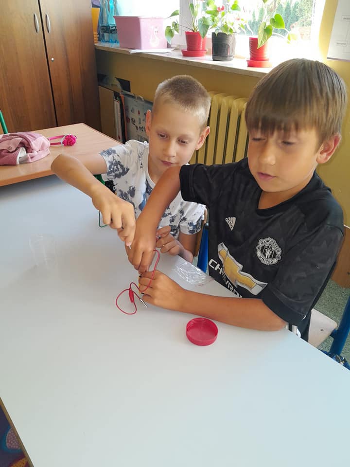 Zajęcia Z prądem nie ma żartów w Szkole Podstawowej nr 4 [ZDJĘCIA] - zdjęcie #13 - eOstroleka.pl