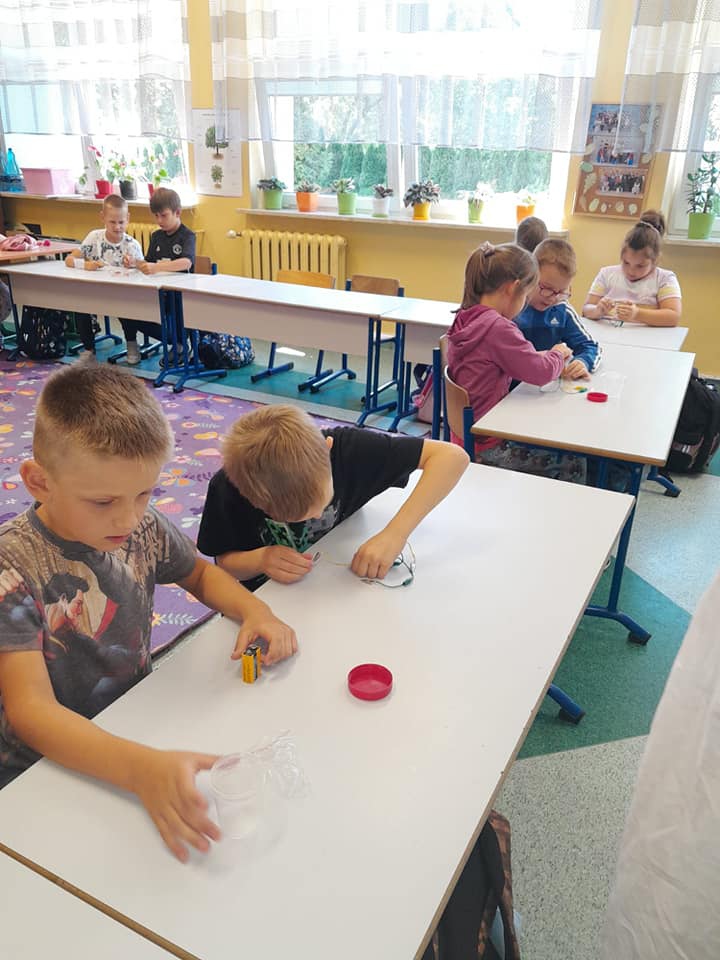 Zajęcia Z prądem nie ma żartów w Szkole Podstawowej nr 4 [ZDJĘCIA] - zdjęcie #11 - eOstroleka.pl
